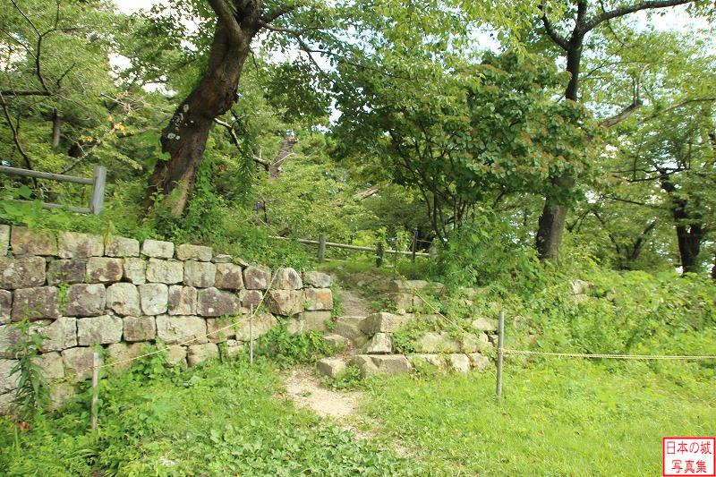村上城 本丸 本丸から見る石垣。南側はより高い石垣で囲われている
