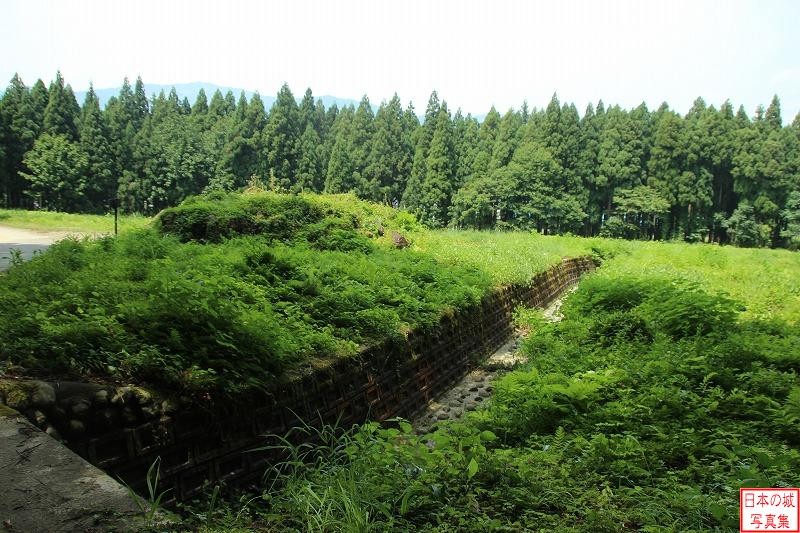 坂戸城 家臣屋敷跡 用水路が見えるが、往時は水濠だったのか。