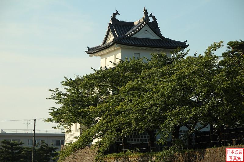 新発田城 三階櫓 鯱が３つ乗っているのが見えるだろうか