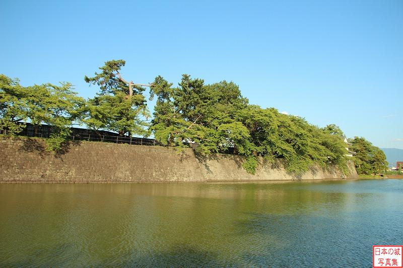 新発田城 三階櫓 三階櫓東側の本丸水堀。石垣が続き、その上に旧二の丸隅櫓が建つ