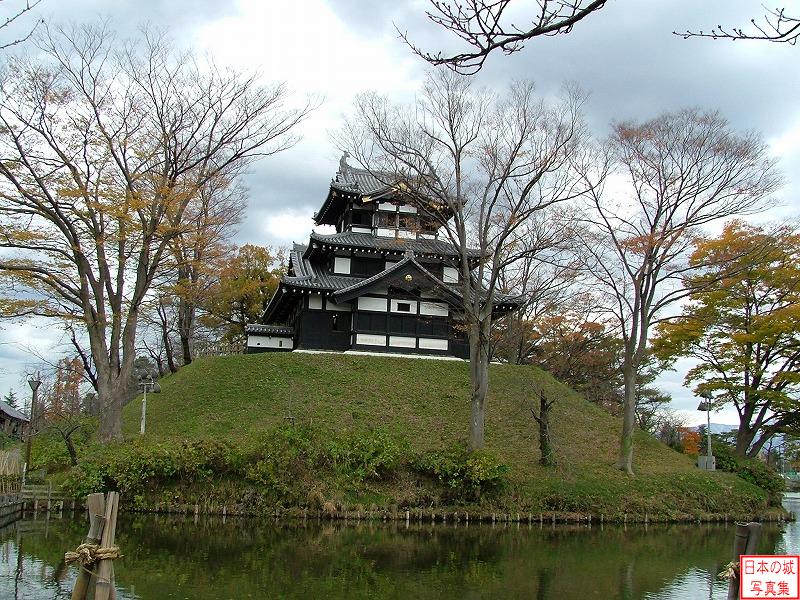 高田城 三重櫓 土塁上に建てられている三重櫓。御三階と呼ばれ、天守に相当する建物であった。平成五年に復元されたものである。