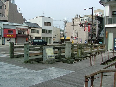 福井城 九十九橋のイメージ。九十九橋は柴田勝家が足羽川に架けた北陸道の橋で、半分が石、もう半分が木で造られていた。