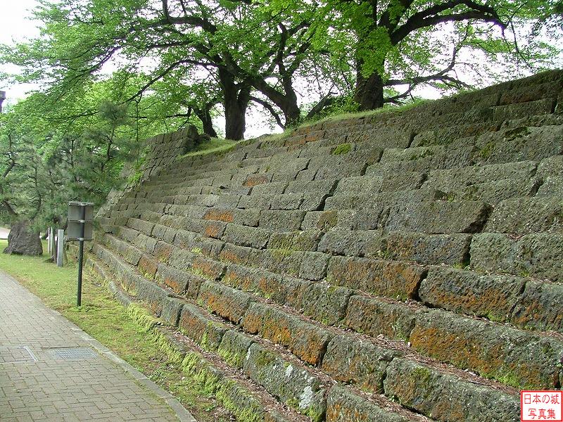 福井城 本丸大手 本丸内の石垣へ登る石段