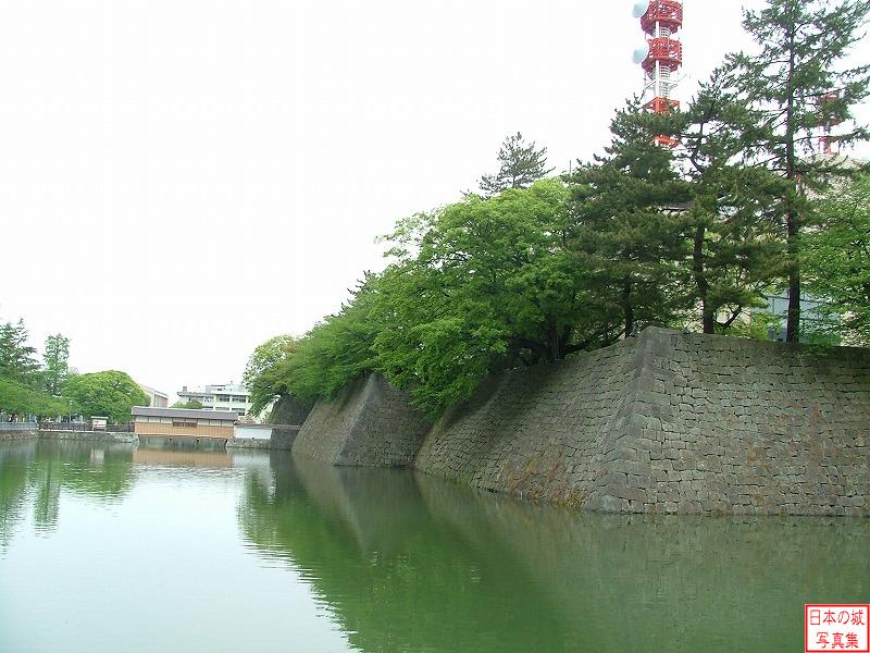 福井城 廊下橋 本丸西側の石垣。廊下橋が見える