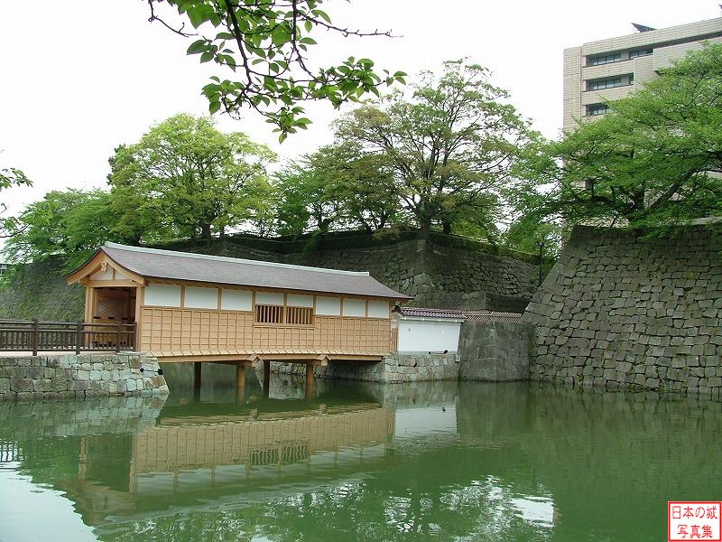 福井城 廊下橋 廊下橋。藩主は西三の丸御座所に居住し、そこから本丸内の藩政所へ通うための専用の橋が廊下橋であった。