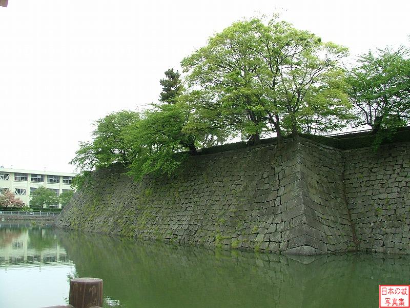 福井城 廊下橋 廊下橋から北側の石垣を見る。ここに天守が建っていた。