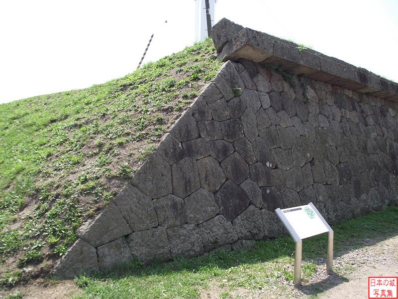五稜郭 半月堡 半月堡内の台への登り口付近の石垣。土塁との境界は直線状に綺麗に整形されている。