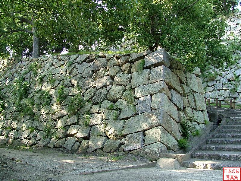 明石城 三の丸 二の丸への登り口付近の石垣