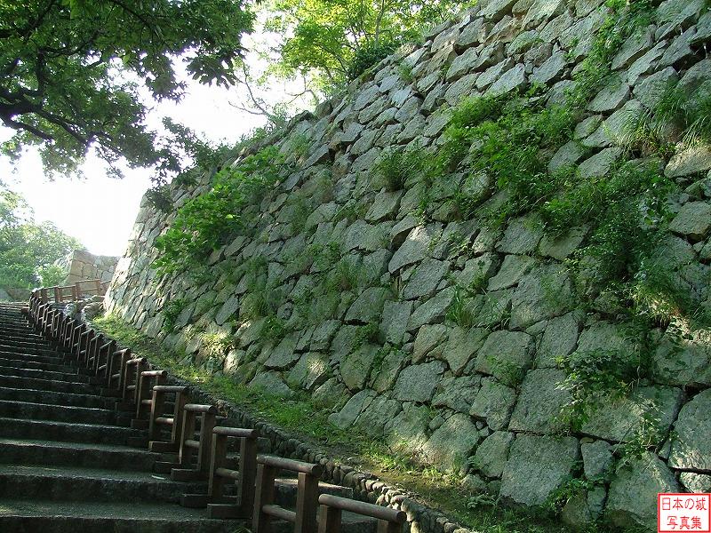 明石城 三の丸 二の丸への登り口付近の石垣