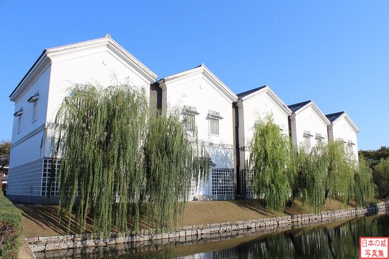 赤穂城 三の丸・清水門跡付近 歴史博物館。往時は米蔵があった場所に建てられ、米蔵風の外観になっている。