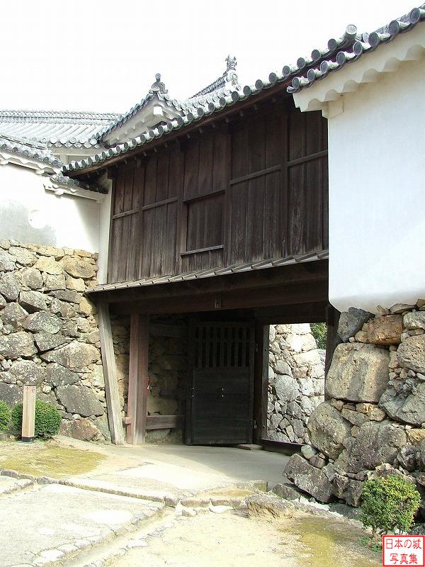 姫路城 との一門 との一門。城内の他の門とは異なり、門櫓は板張りで二階の窓は突き上げ戸となっている。置塩城の大手門を移築したとも言われる。