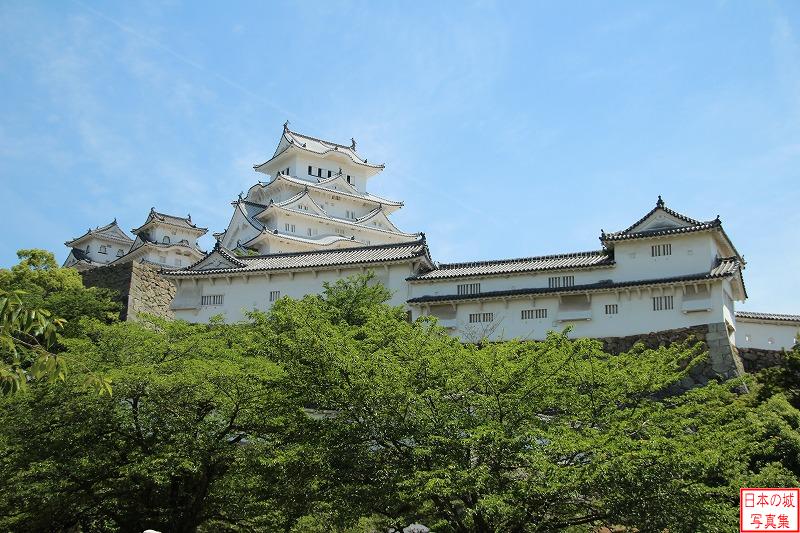 姫路城 リのニ渡櫓・リの一渡櫓・チの櫓 三の丸広場から見る渡櫓。左からリのニ渡櫓・リの一渡櫓・チの櫓。