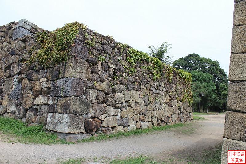 姫路城 埋門跡（外郭） 埋門石垣。この石垣上に櫓門が載っていた。奥行きが深い石垣。