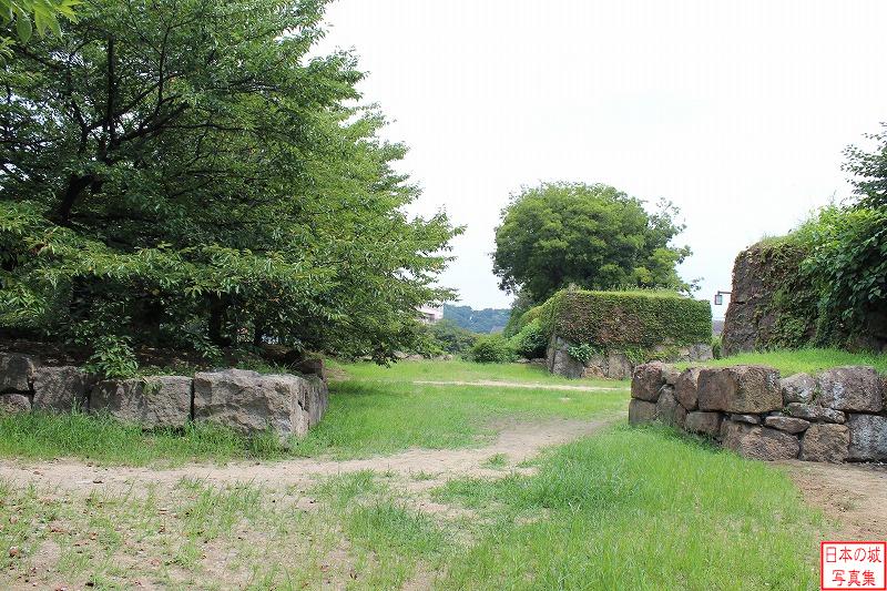 姫路城 車門跡（外郭） 車門跡一つ目の枡形の北側を見る。まず高麗門があり、二つ目の枡形に入る。右折してさらに左折すると城内に入る形となっている。