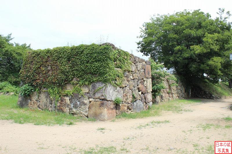 姫路城 車門跡（外郭） 二つ目の枡形の石垣。櫓門がこの石垣から右側にかけて設けられていたか。