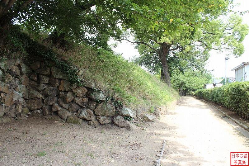 姫路城 車門跡（外郭） 車門跡付近の城内側のようす。石垣の裏側は土塁となっている