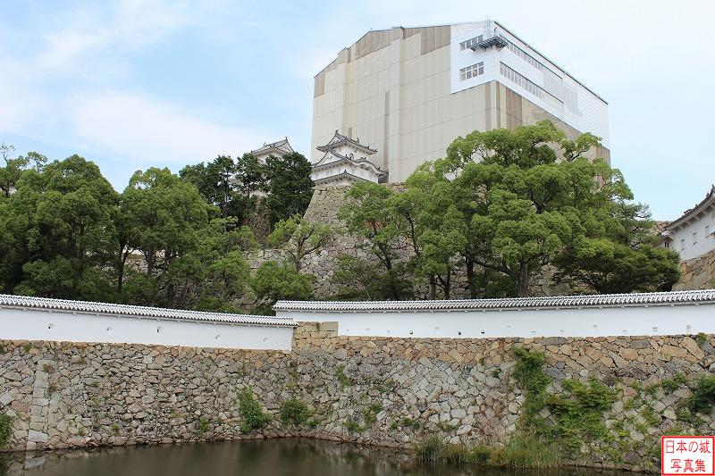 姫路城 天空の白鷺 三国堀越しに見る天空の白鷺。2009年から2015年の間平成の大修理が行われ、屋根の修理（瓦の交換など）、壁面の修理（漆喰の塗り直し）や耐震工事が施された。