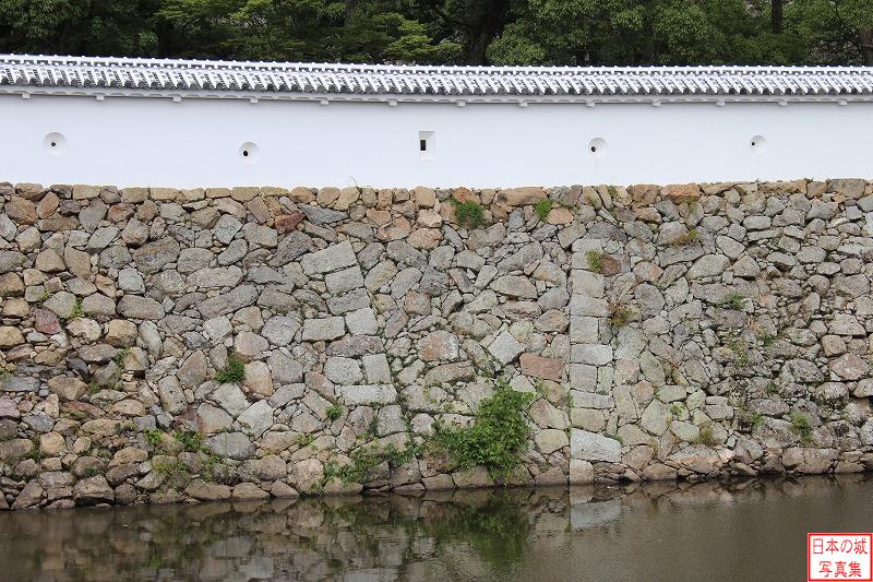 姫路城 いの門 三国堀の石垣。V字の切り込みが石で埋められているのが分かる。これは秀吉時代の空堀の跡である。