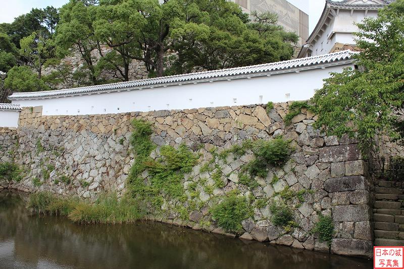 姫路城 いの門 三国堀の東側の石垣。右手に堀に降りる階段がある。さらに写真外の右にはるの門が。