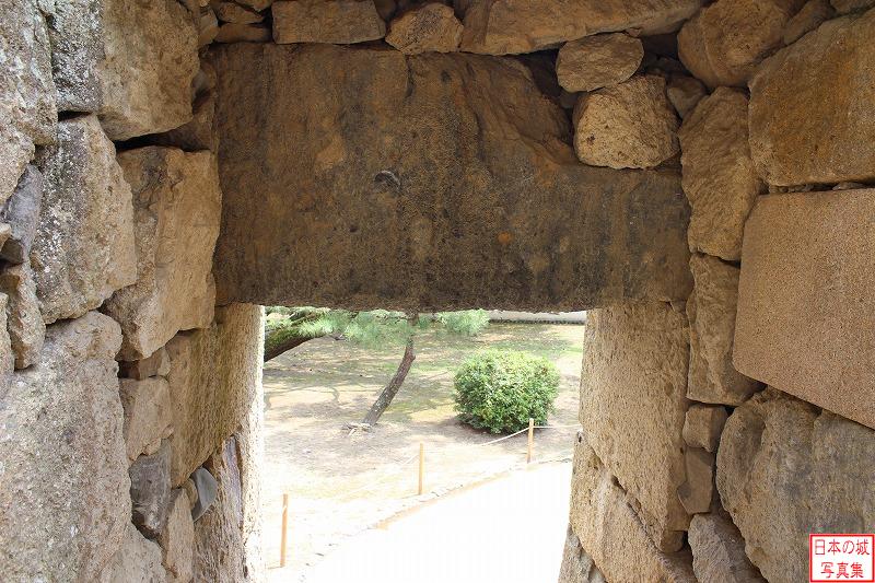 姫路城 るの門(穴門) 穴門の上部は横に長い石が渡されている