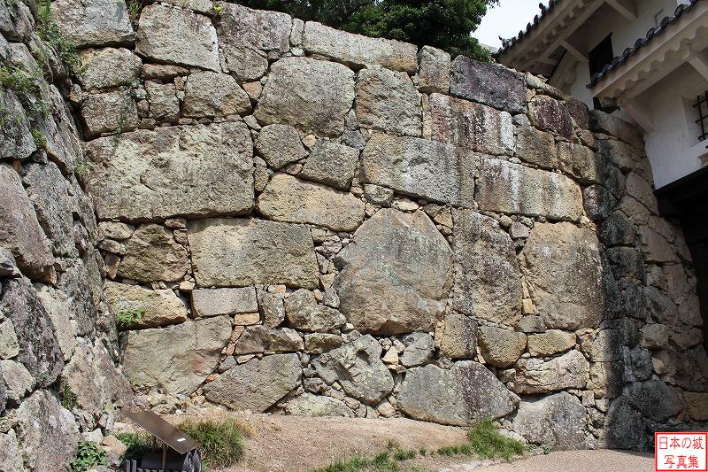 姫路城 ぬの門 ぬの門前の鏡石。人面石とも呼ばれる。