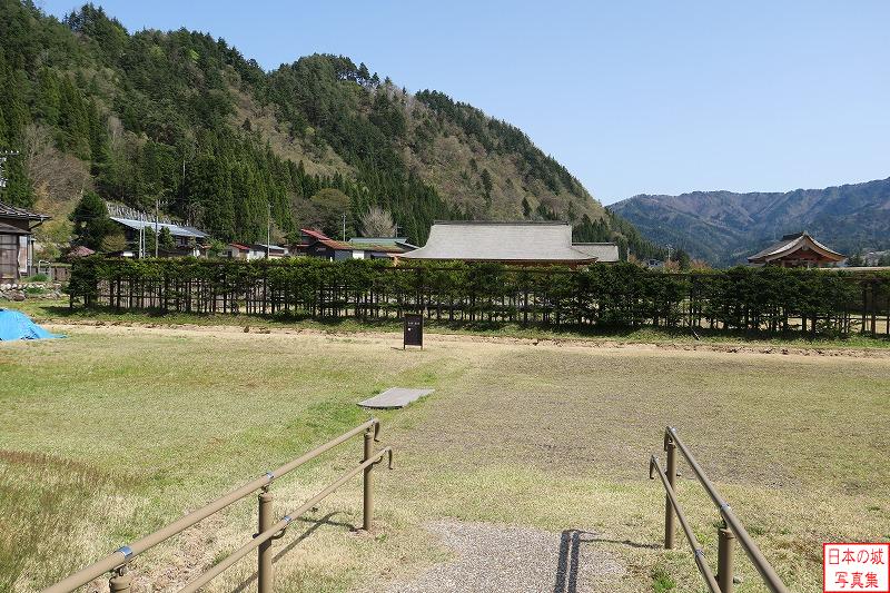 江馬氏館 館跡 会所越しに見える山には詰城の高原諏訪城が築かれている