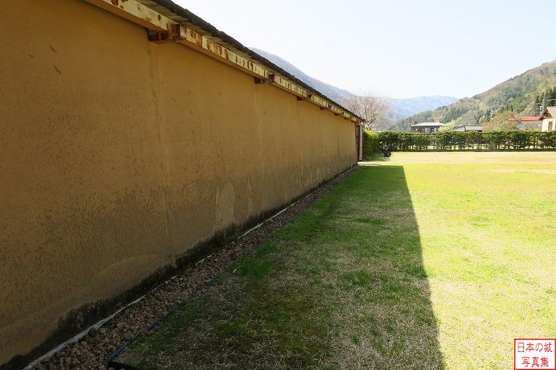 江馬氏館 館跡 館西側の土塀。これも復元されたものである