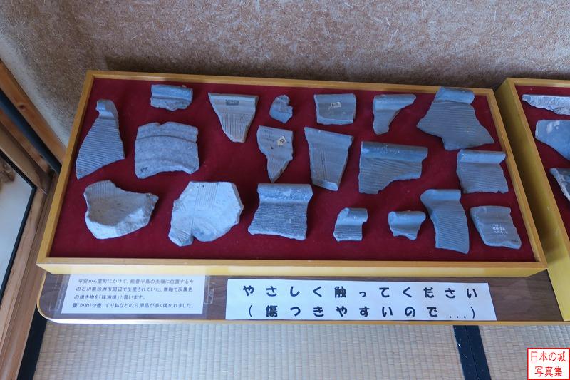 江馬氏館 会所内部 発掘された焼き物。能登半島の先端で作られた珠洲焼と呼ばれるもの。日本海には高原川を下ると出ることができるので、交易に用いたのだろう。