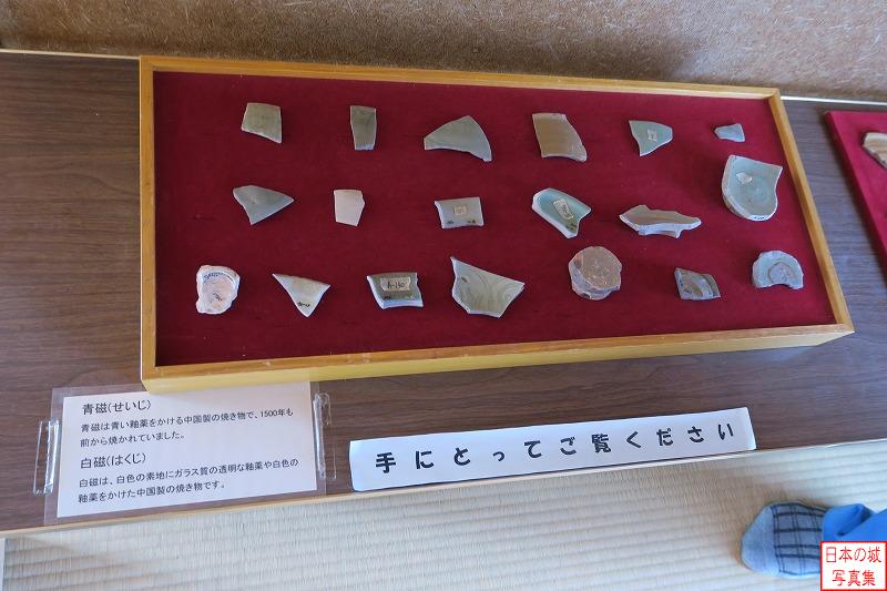 江馬氏館 会所内部 中国製の青磁と白磁も発掘された。飛騨の山中の一豪族ながら海外産の磁器を持っており、相当な財力を誇ったのだろうか。