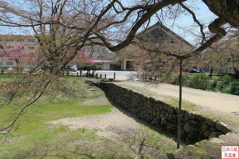 神岡城 土橋 内側から土橋を見る。石垣造りである。