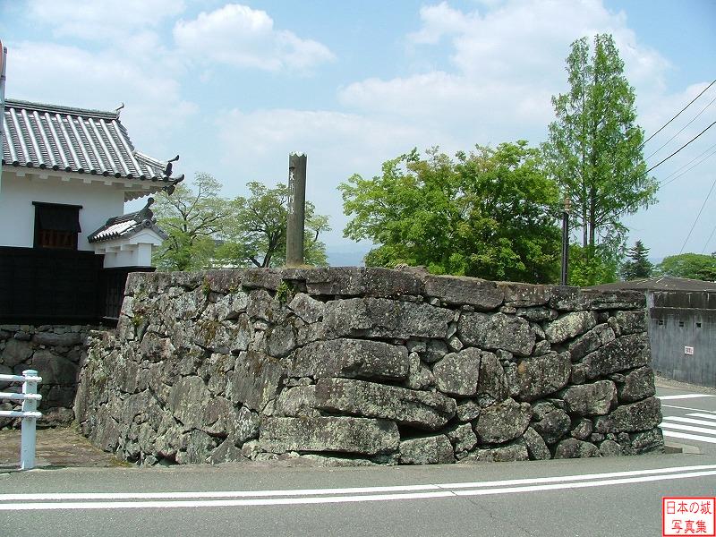 人吉城 総曲輪 大手門 大手門左手の石垣。かつては櫓門が設けられていた。
