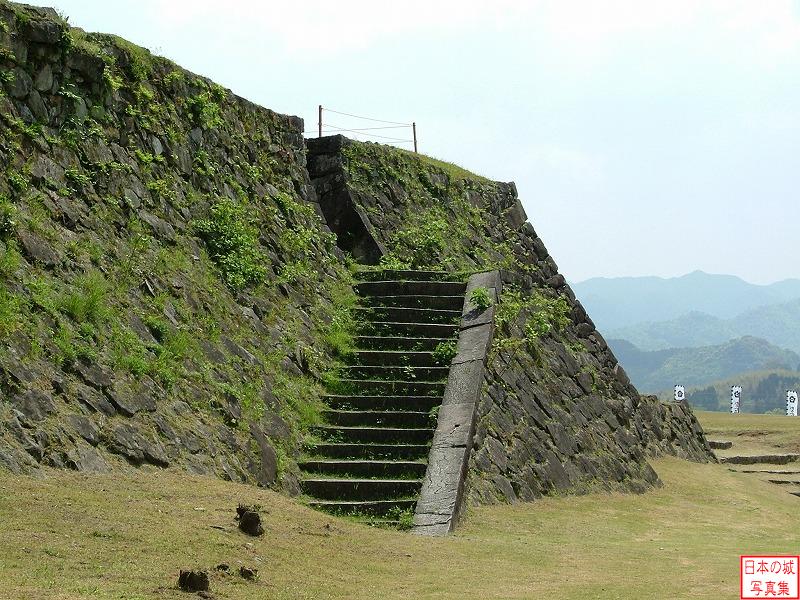 人吉城 二の丸 二の丸の石垣と二の丸に登る階段(西側)