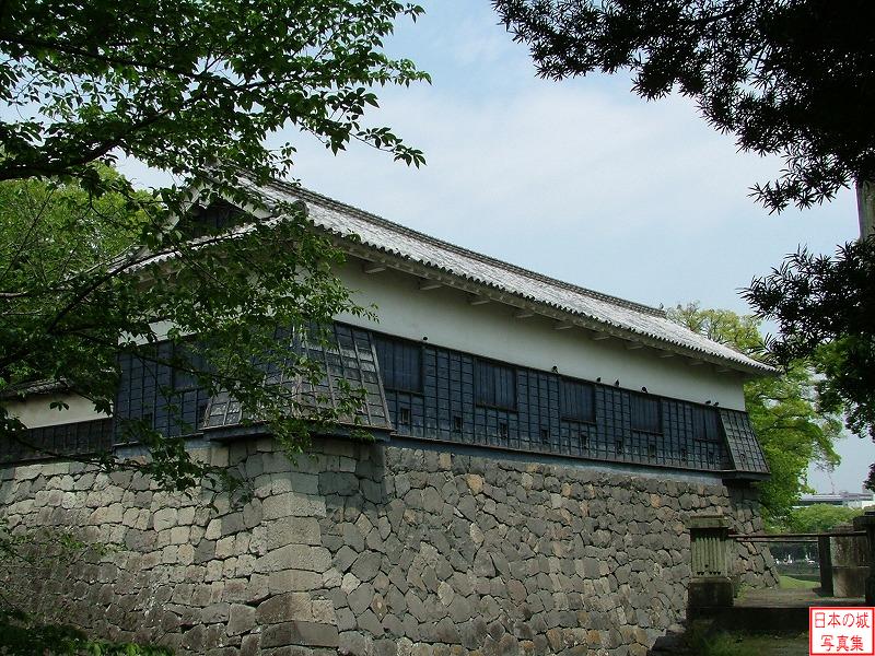 熊本城 櫨方門・馬具櫓 馬具櫓の南側（坪井川側）。馬具櫓は江戸時代初期（慶長～寛永年間）に建てられたと考えられる。平成26年に再度復元された。（写真は古いもの）
