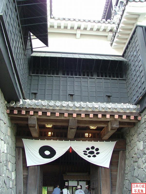 熊本城 天守(東側) 天守への入口。小天守入口から入る。