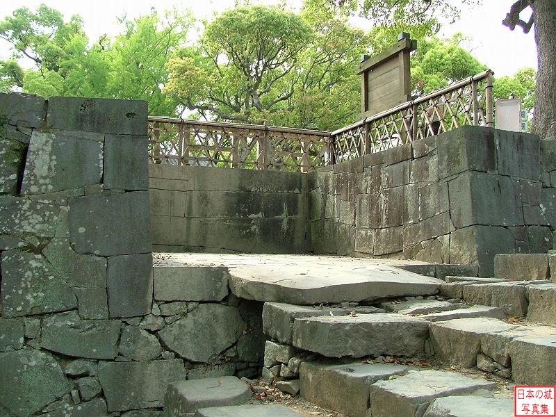 熊本城 頬当御門 地図石。この部分の石垣は切石を使用されており、地図のように見える事からこう呼ばれる。