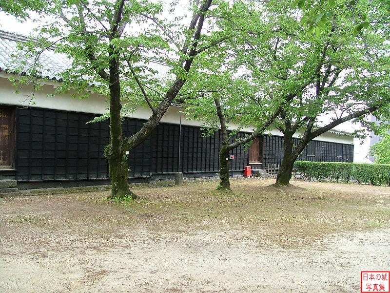 熊本城 五間櫓・北十八間櫓 城内から見る北十八間櫓(左)・東十八間櫓(右)