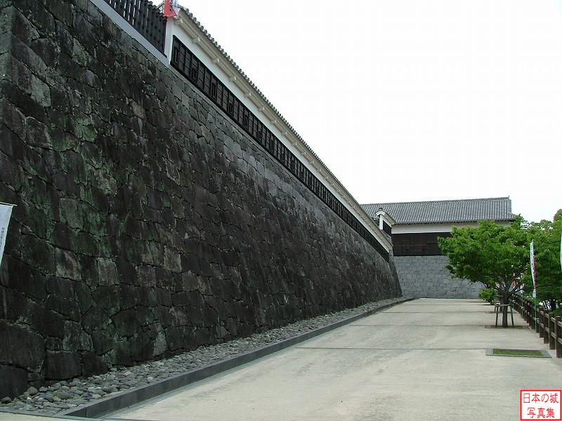 熊本城 南大手門 南大手門に登る坂道で、南坂と呼ばれる。左手にあるのは奉行丸で、かつて藩士が奉行丸へ通勤するための道であった。