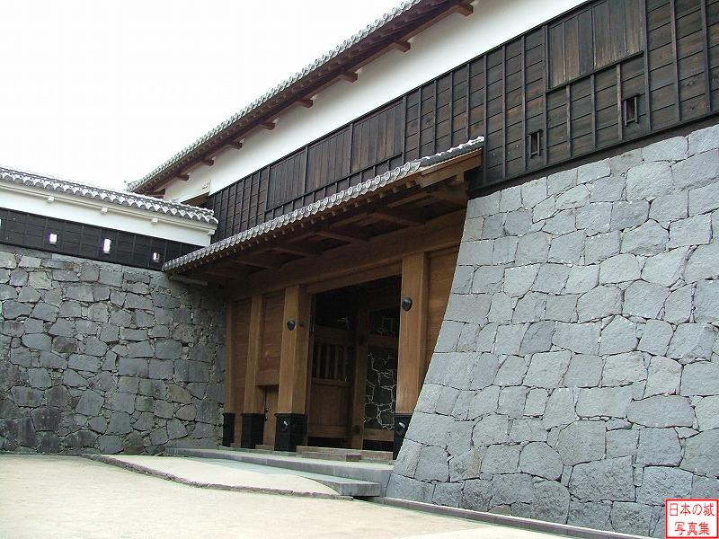 熊本城 南大手門 南大手門。本丸大手門は南・北・西の３つが存在していたが、南大手門が一番大きな門であった。