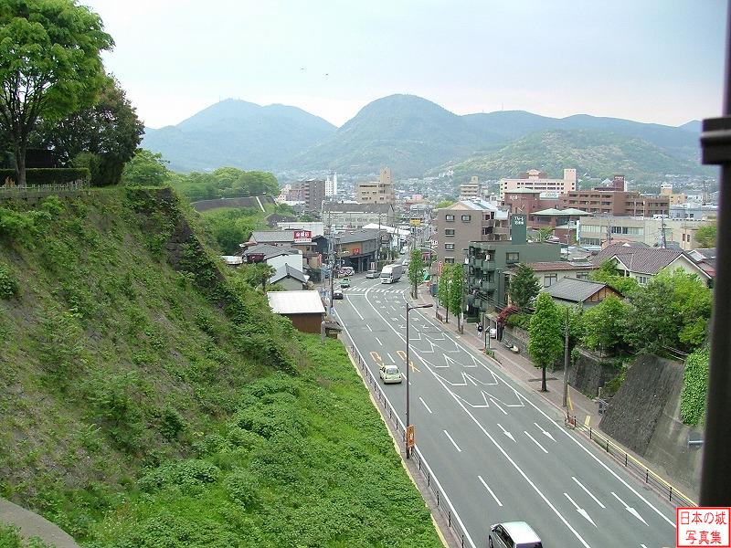 熊本城 監物櫓 監物櫓脇は谷になっており、現在は道路が走る