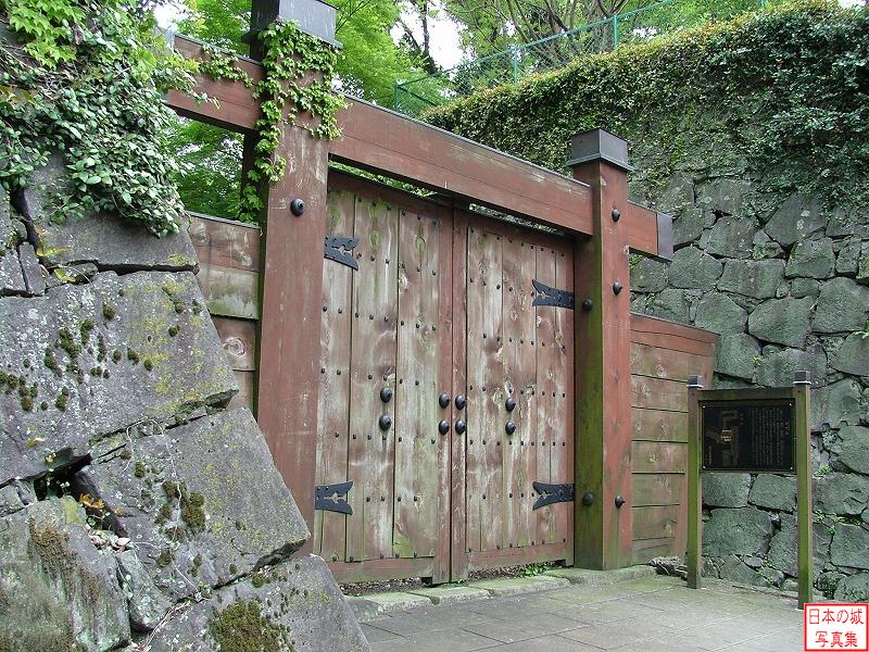 熊本城 監物櫓 埋門跡。今は冠木門形式だが、かつては櫓門であった。
