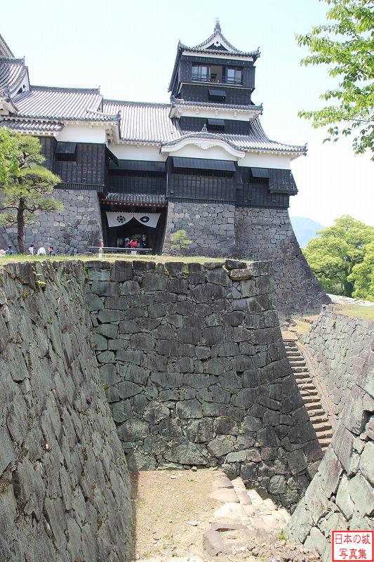 熊本城 天守(東側) 小天守前の虎口跡。急な石段が見える。現在は使われていない。