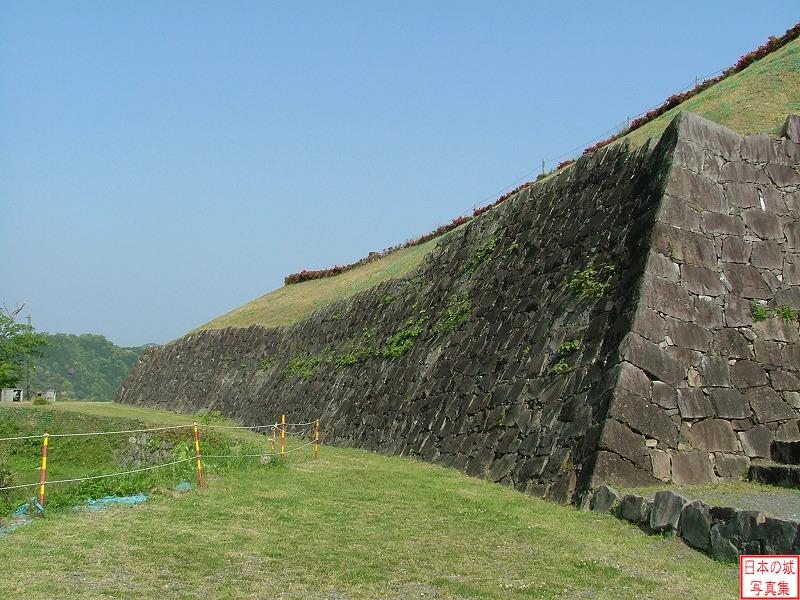 佐敷城 搦手門 搦手門付近から見る二の丸北面の石垣
