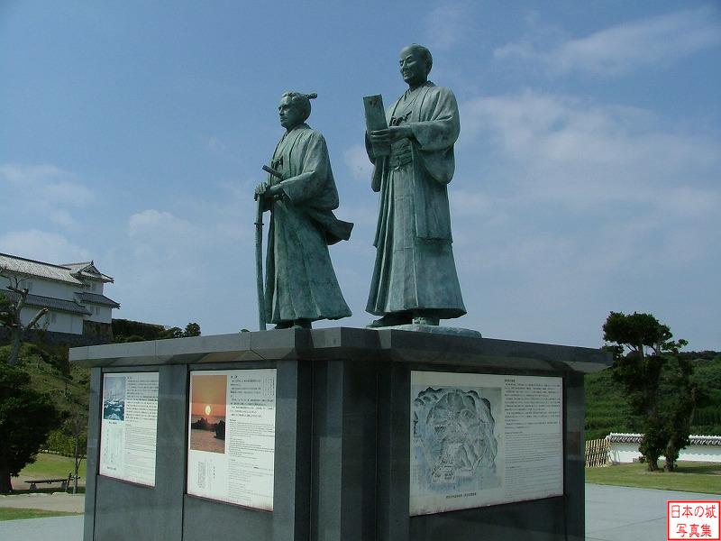 富岡城 出丸・二の丸 勝海舟(左)・頼山陽(右)像。勝海舟は長崎での軍事訓練中に富岡へ来航した事がある。頼山陽が富岡から天草灘の展望を吟じたのが「泊天草洋」である。