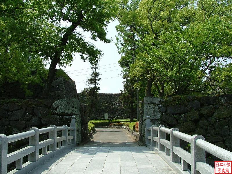 八代城 本丸搦手 城外側から見た廊下橋。廊下橋を渡ったところに廊下橋門があった。この門も石垣の間に平櫓を渡した形の門であった。