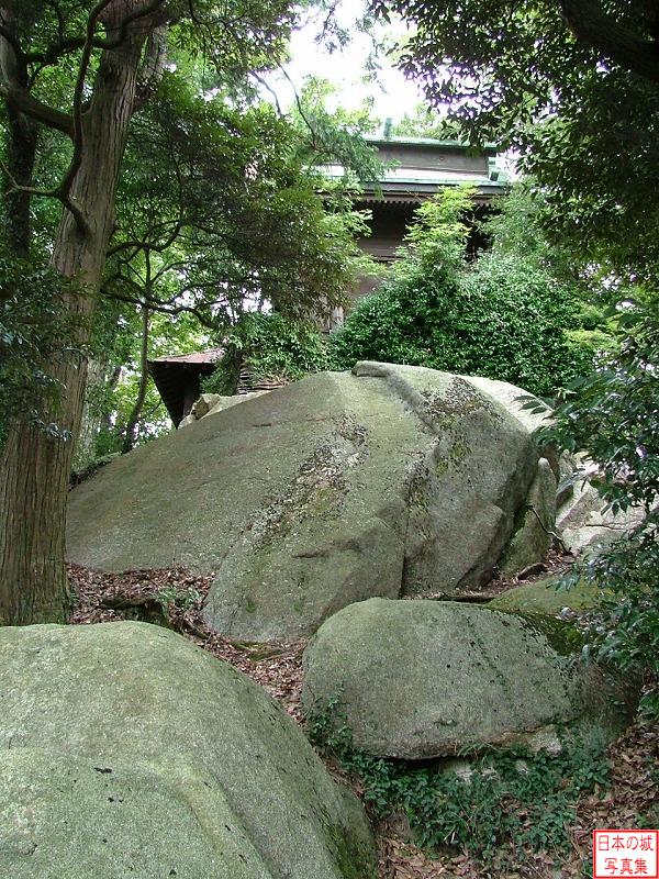 笠間城 天守曲輪 佐志能神社の裏手に巨石が転がる。天守曲輪の石垣はここで採石されたのだろうか。