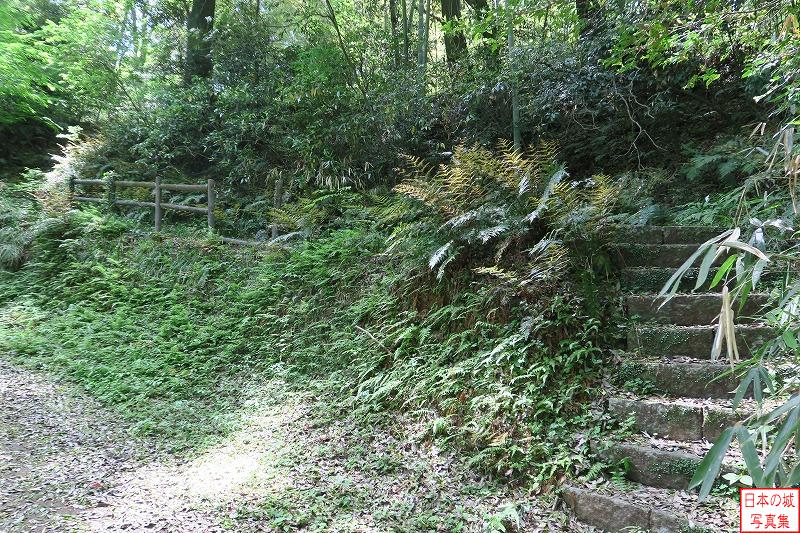 笠間城 中門 車道の右手（山側）に見えてくる石垣を過ぎ、階段を登って本丸に向かう。この先の本丸玄関門が控える。