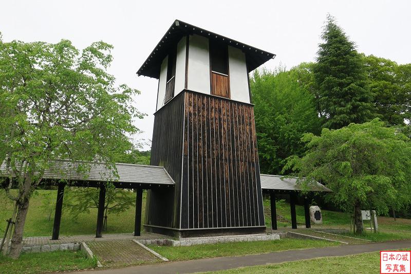 笠間城 下屋敷跡 佐白山ろく公園はかつての笠間城下屋敷跡。笠間藩の政務は山麓の下屋敷で執られていた。公園に建つ鐘楼には、安永七年(1778)に製作された時鐘が吊るされている。鐘楼は平成13年(2001)に新築されたとのこと。
