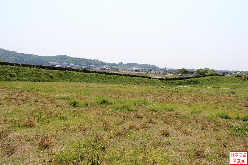 真壁城 外堀（北側） 鹿嶋神社付近から城内の曲輪を見る