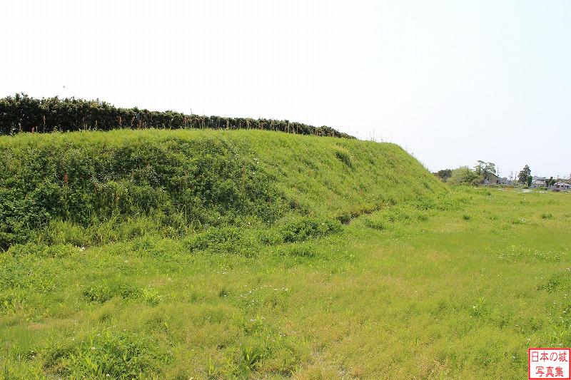 真壁城 外堀（東側） 外堀（東側）虎口付近城内側から見る土塁