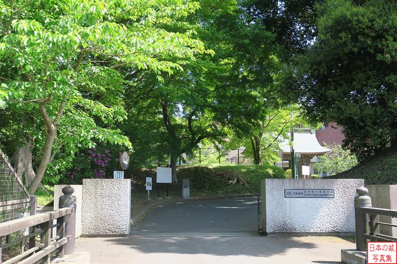 水戸城 本丸堀 本丸橋を渡りきると本丸に入る。現在は水戸第一高校・附属中学校があり、薬医門の見学エリア以外への立ち入りは禁止されている。